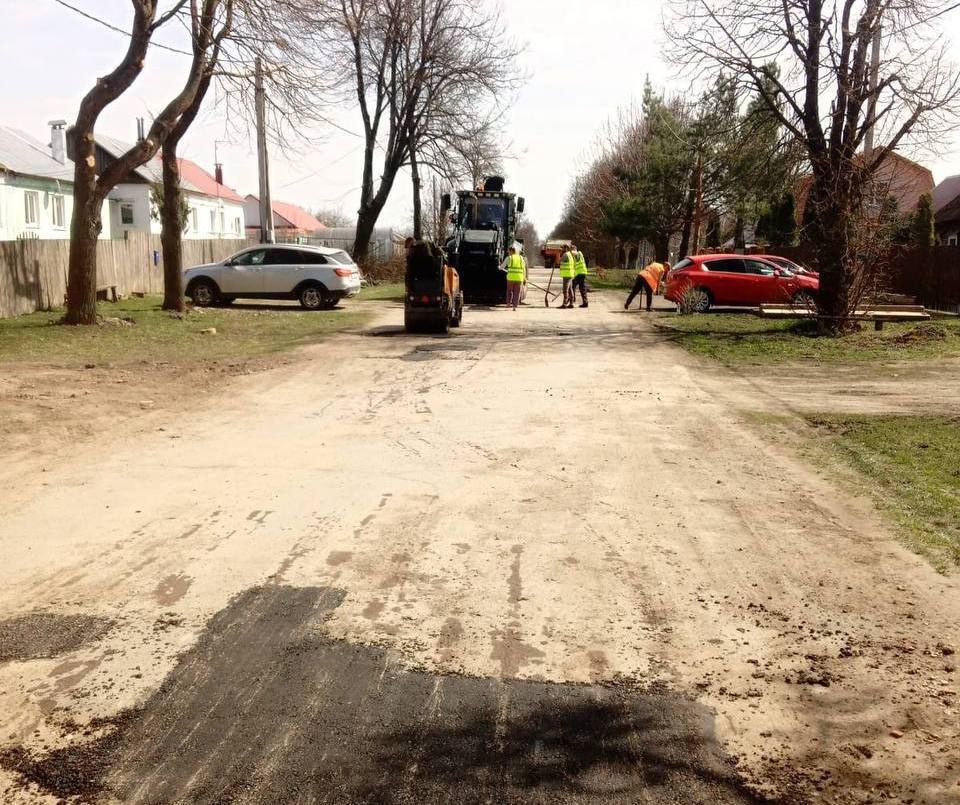 На дорогах местного значения продолжается ямочный ремонт.