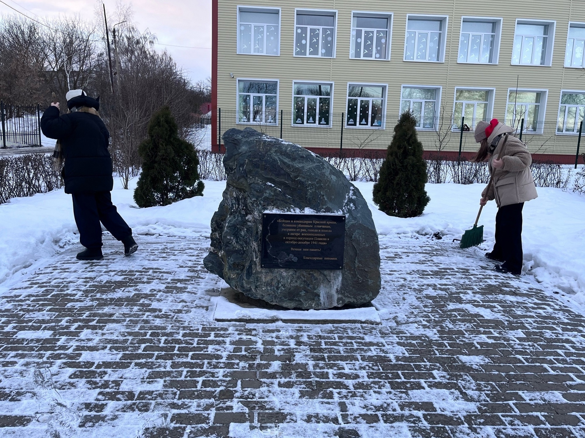 В Плавске добровольцы присматривают за общественными пространствами.