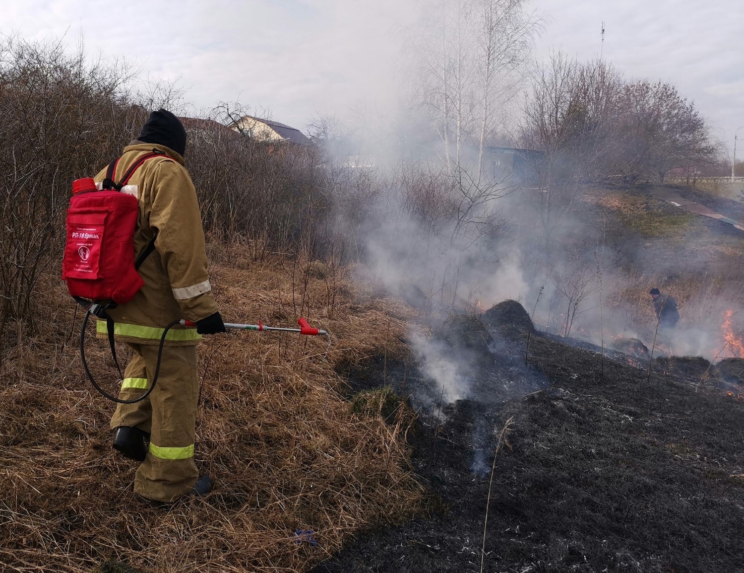 Для обеспечения пожарной безопасности силами Добровольной пожарной дружины Плаского района проведены контролируемые палы на прилегающих к городской застройке территориях.