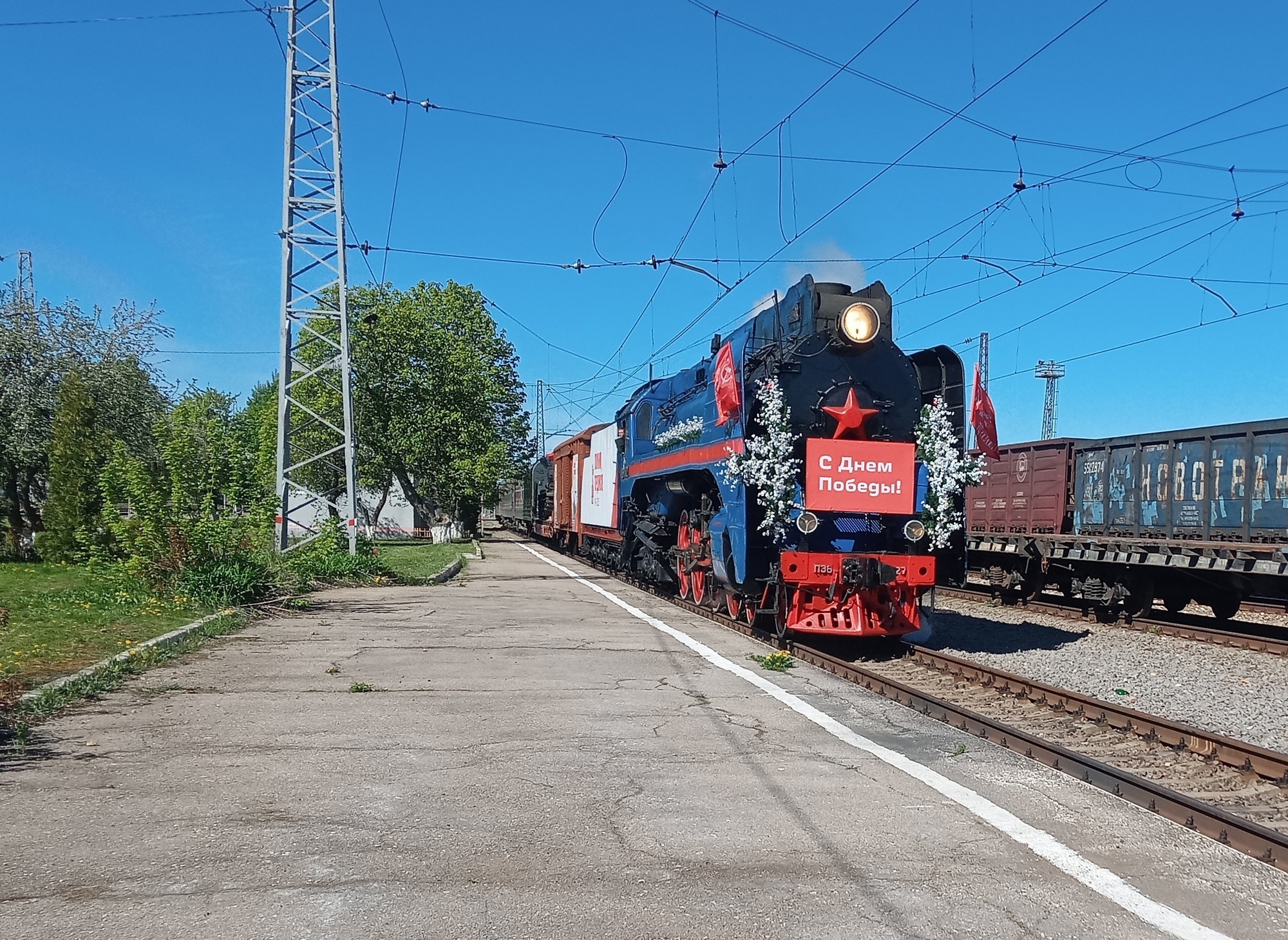 Плавчане встретили Поезд Памяти. В канун 80-летия Великой Победы особый железнодорожный состав сделал остановки в Населенном пункте Воинской доблести – на станции «Горбачево» и в Городе воинской доблести Плавске – на станции «Плавск».