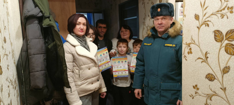 Сотрудники МЧС продолжают проводить профилактические обходы по многодетным семьям. Сотрудники МЧС продолжают проводить профилактические обходы по многодетным семьям.