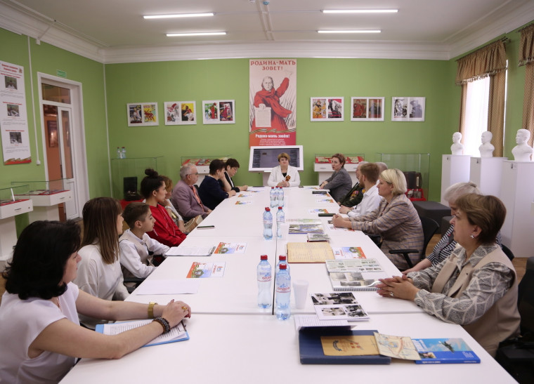 В Культурном центре князей Гагариных Плавского районного краеведческого музея состоялся региональный «круглый стол» «Героизм сквозь века: памяти защитников Отечества». В Культурном центре князей Гагариных Плавского районного краеведческого музея состоялся региональный «круглый стол» «Героизм сквозь века: памяти защитников Отечества».