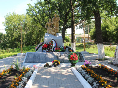 Братская могила № 1,  с захоронением воинов, погибших и умерших от ран в период Великой Отечественной войны 1941 – 1945 гг..